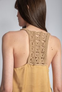 Satin tank top with handmade knitted details gold