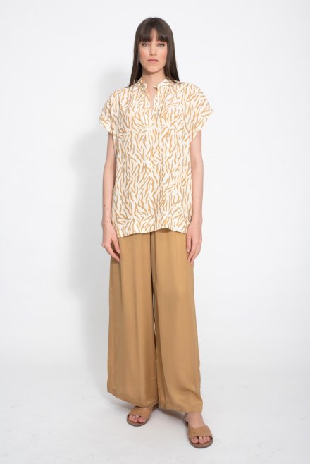 Animal print short sleeved shirt with knitted details beige-tan