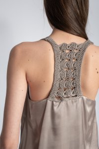 Satin tank top with handmade knitted details elephant