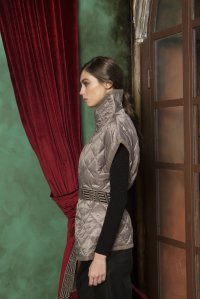 Quilted sleevless jacket with knitted details taupe