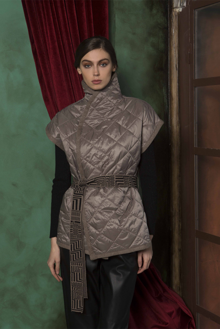 Quilted sleevless jacket with knitted details taupe