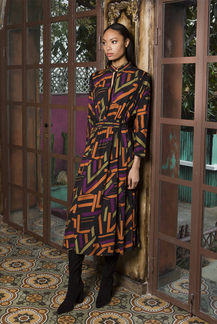 Πολύχρωμο φόρεμα με πλεκτές λεπτομέρειες multicolored black-violet-grass-orange