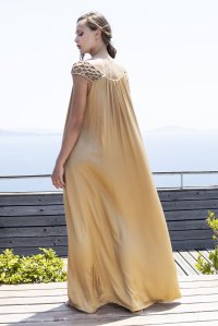 Σατέν φόρεμα με χειροποίητες πλεκτές λεπτομέρειες gold