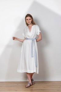 Φόρεμα από τένσελ με πλεκτή ζώνη white