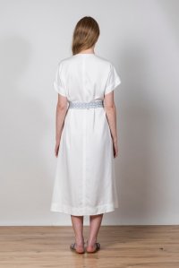 Φόρεμα από τένσελ με πλεκτή ζώνη white