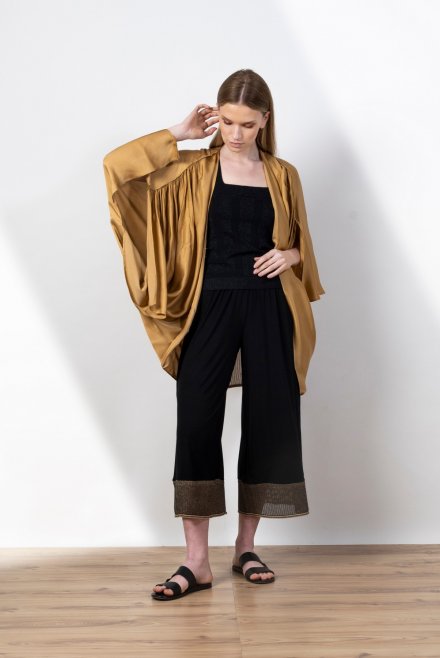 Satin drapped kimono with knitted details gold