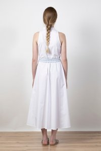 Αμάνικο φόρεμα με κουμπιά από ποπλίνα με πλεκτή ζώνη white