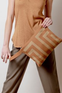 Cotton-lurex geometric pattern knitted cluch bag chocolate-tan gold