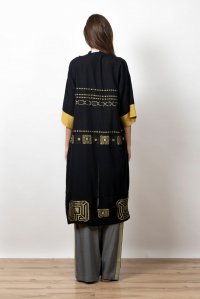 Emproidered jaquard geometrical pattern kimono with knitted details black-gold