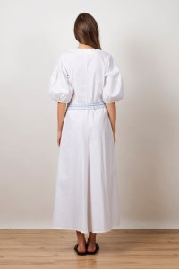Φόρεμα από ποπλίνα με φουσκωτά μανίκια και πλεκτή ζώνη white