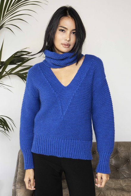 Chunky knit v-neck sweater with detachable neck band bright blue