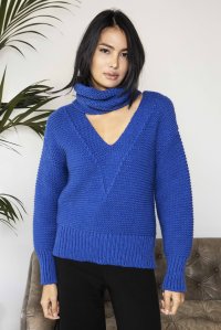 Chunky knit v-neck sweater with detachable neck band bright blue