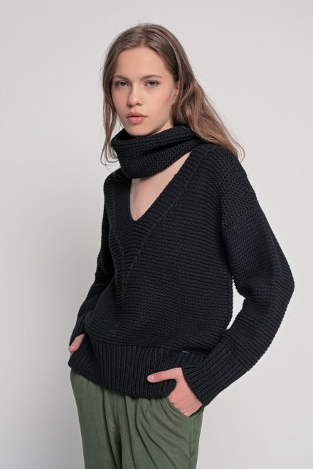 Chunky knit v-neck sweater with detachable neck band black