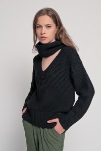 Chunky knit v-neck sweater with detachable neck band black