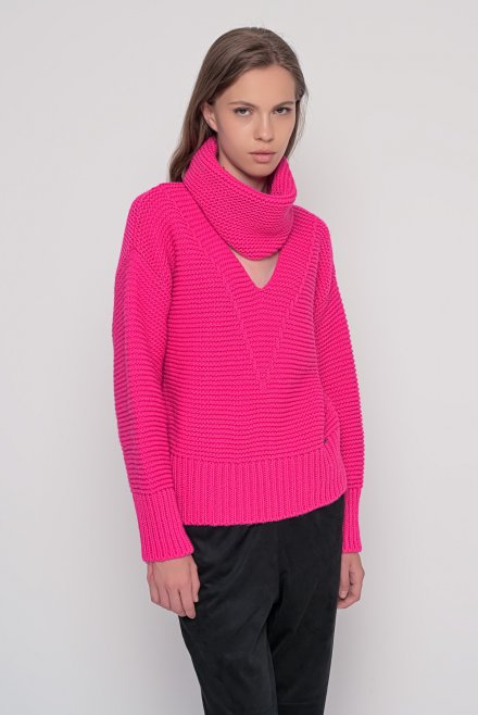 Chunky knit v-neck sweater with detachable neck band fuchsia