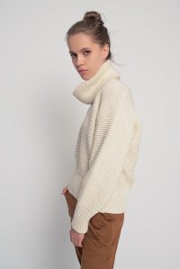 Chunky knit v-neck sweater with detachable neck band ivory