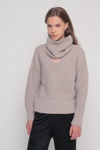 Chunky knit v-neck sweater with detachable neck band taupe