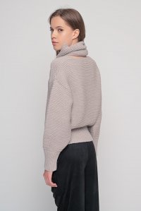 Chunky knit v-neck sweater with detachable neck band taupe