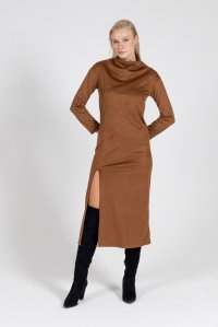 Μακρύ φόρεμα με πλαϊνό άνοιγμα από συνθετικό σουετ brown