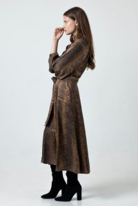 Σατέν εμπριμέ μακρυμάνικο φόρεμα με ζώνη και πλεκτές λεπτομέρειες brown-black