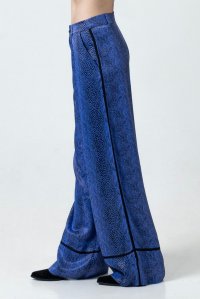 Σατέν εμπριμέ φαρδύ παντελόνι με πλεκτές λεπτομέρειες blue-black