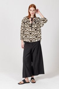 Satin printed blouse with knitted details black-ivory-gold