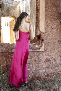 Σατέν μάξι φόρεμα με δετές τιράντες και πλεκτές λεπτομέριες fuchsia