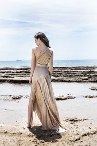 Πλισσέ μακρύ φόρεμα με ένα μανίκι  και πλεκτές λεπτομέρειες sand