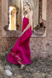 Σατέν μάξι αμάνικο φόρεμα με χειροποίητες πλεκτές λεπτομέριες fuchsia