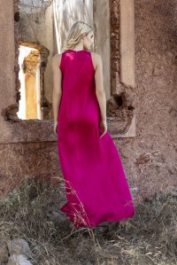 Σατέν μάξι αμάνικο φόρεμα με χειροποίητες πλεκτές λεπτομέριες fuchsia