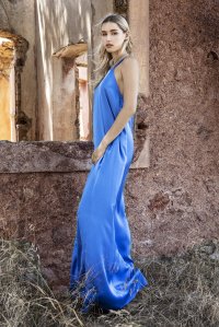 Σατέν μάξι φόρεμα με παρτούς ώμους και χειροποίητες πλεκτές λεπτομέρειες royal blue