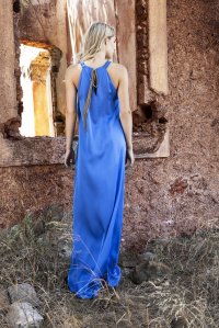 Σατέν μάξι φόρεμα με παρτούς ώμους και χειροποίητες πλεκτές λεπτομέρειες royal blue