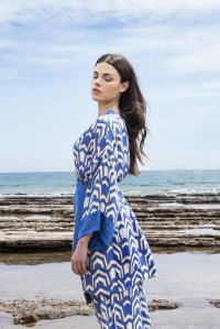 Satin printed kimono with knitted details blue-ivory-gold