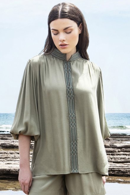 Crepe marocaine shirt with handmade knitted detaills khaki