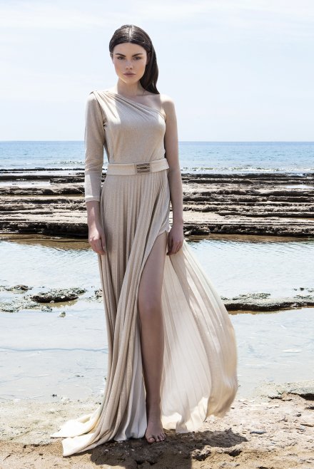 Pleated maxi dress with one shoulder and knitted details sand
