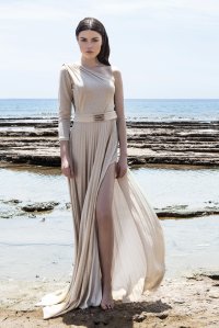 Pleated maxi dress with one shoulder and knitted details sand