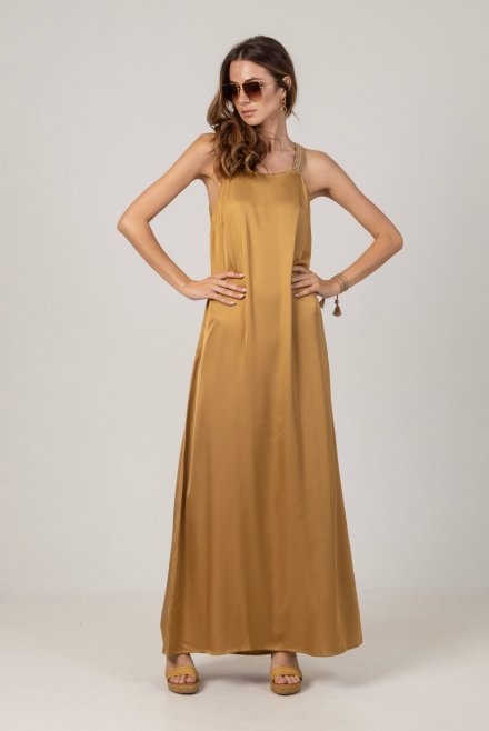Σατέν μάξι φόρεμα με παρτούς ώμους και χειροποίητες πλεκτές λεπτομέρειες gold
