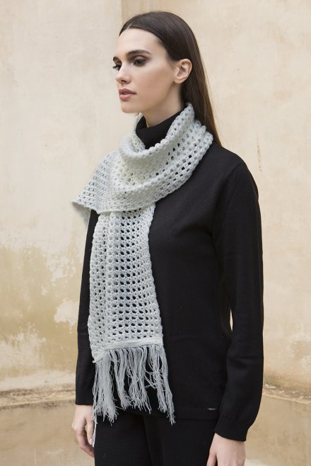 Scarf with holes and fringes ivory