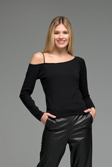Off-shoulder blouse black
